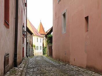 Zwei Fliegen mit einer Klappe? Sollte sich bei der Bürgerbefragung ein breites Interesse für ein Nahwärmenetz in der Prichsenstädter Altstadt herauskristallisieren, könnte bei einer womöglich notwendigen offenen Sanierung der Kanäle gleich auch die Erschließung eines Nahwärmenetzes erfolgen. Fotos: Dominik Berthel
