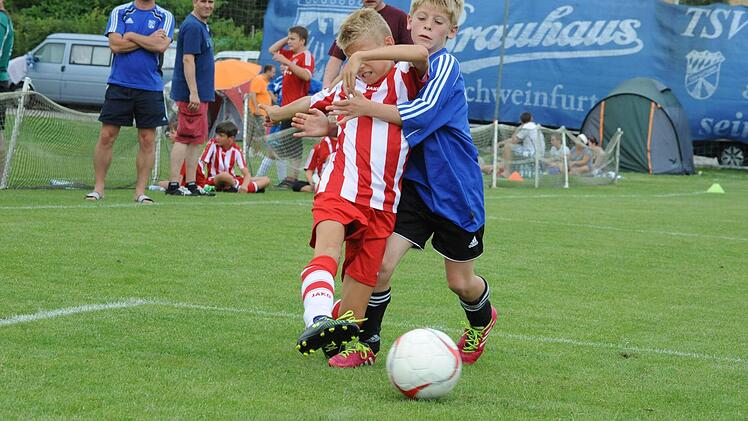 Szene aus der U-11-Begegnung des TSV Maßbach (in rot-weiß) gegen Schwebheim.