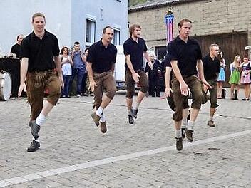 Viel Applaus bekamen die Althütter Schuhplattler für ihren Tanz beim Oktoberfest am Dorfplatz. Foto: sw