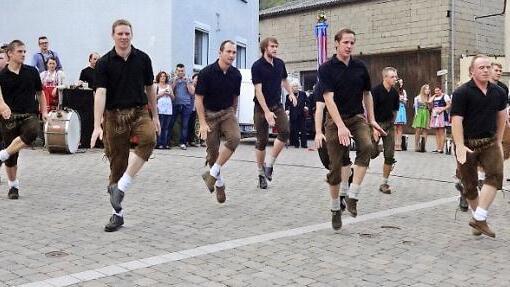 Viel Applaus bekamen die Althütter Schuhplattler für ihren Tanz beim Oktoberfest am Dorfplatz. Foto: sw