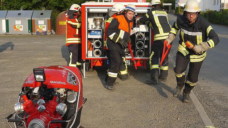 Die Dietersdorfer Feuerwehr bereitet sich auf die Leistungsprüfung vor. Foto: Berthold Köhler