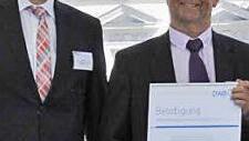 DWA-Präsident Otto Schaaf überreichte die Urkunde an Christoph Winkler (rechts).  Foto: Stadt Zeil