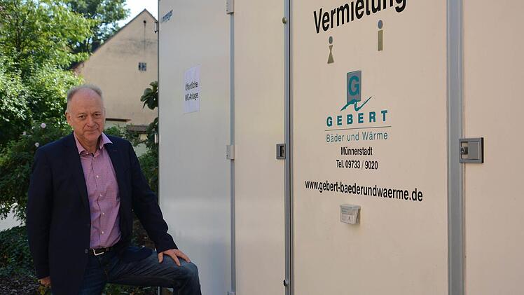 Helmut Blank betrachtet die Bauarbeiten im Deutschordensschloss.  Foto: Björn Hein