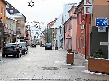 Lädt die neu gestaltete Höchstadter Hauptstraße dazu ein, schneller als Schrittgeschwindigkeit zu fahren? Die Polizei macht sich ein Bild auch mit Laserkontrollen, sieht aber noch keinen Handlungsbedarf.  Foto: Andreas Dorsch