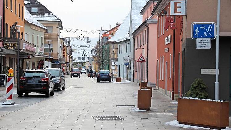Lädt die neu gestaltete Höchstadter Hauptstraße dazu ein, schneller als Schrittgeschwindigkeit zu fahren? Die Polizei macht sich ein Bild auch mit Laserkontrollen, sieht aber noch keinen Handlungsbedarf.  Foto: Andreas Dorsch