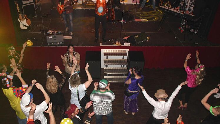 Impressionen von der Höchstadter Rosenmontagsparty. Foto: Johanna Blum