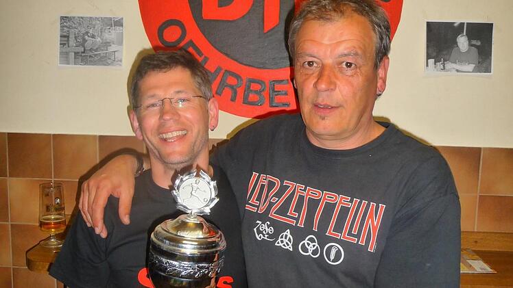 Kickerchamps 2017: Marco Sell (links) und Wolfgang Markart bestritten das Oehrberger Turnier ohne Niederlage.  Foto: Ralf Schlereth