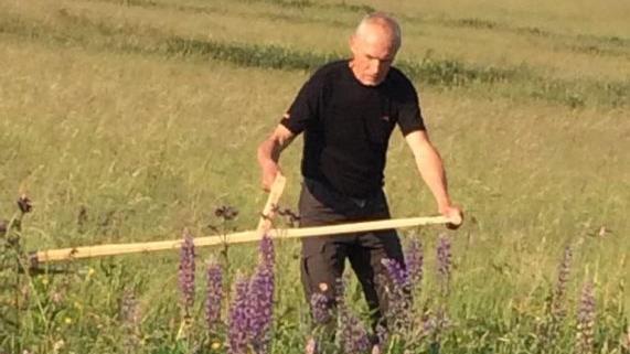 Auch Gerd Schmäling von der Bergwacht Oberbach macht mit. Für die Mahd dürfen die Helfer die geschützten Wiesen betreten. Foto: Bärbel Ludwig
