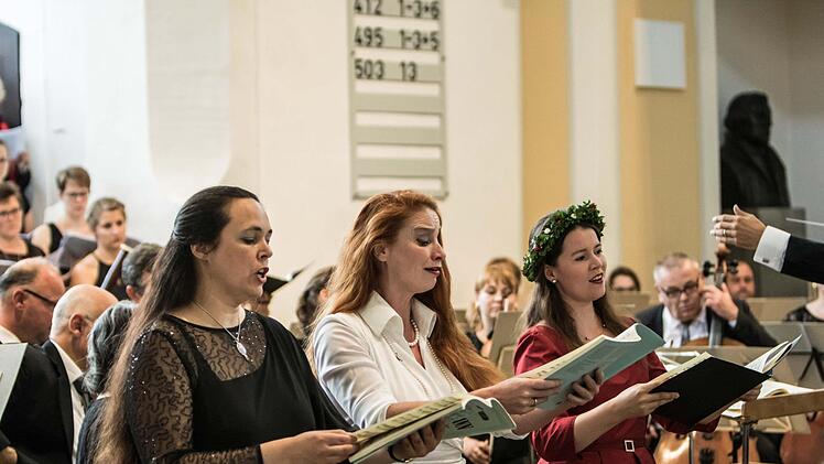 Robert Schumanns "Der Rose Pilgerfahrt" erklang beim Abschlusskonzert des Chorfestes Coburg in der Morizkirche. Zu den Vokalsolisten zählten Barbara Bräckelmann, Anna Haase und Anna Nesyba (von links). Foto: Jochen Berger