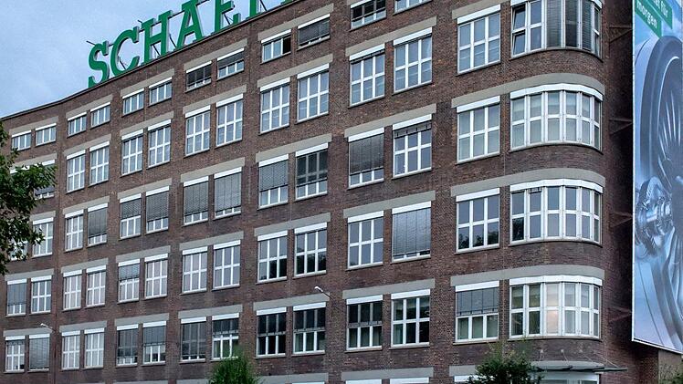 Jetzt in Grün: Das Schaeffler-Logo prangt nun über dem Standort in Schweinfurt, wo früher das alte FAG-Logo zu sehen war. Weltweit wird der Auto- und Industriezulieferer Schaeffler alle seine Firmen auf die einheitliche Unternehmensmarke Schaeffler umstellen, den Anfang machte Schweinfurt. Anand Anders