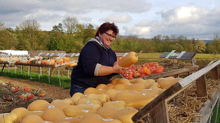 Christine Eller füllt die Butternut-Kürbisse auf: Sie werden mit Sachverstand dann geerntet, wenn sie ausgereift sind.