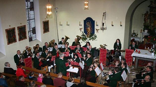 Gut besucht war  das Adventskonzert der Trachtenkapelle in der Kirche "St. Matthias" in Theinfeld. Foto: Winfried Rentsch