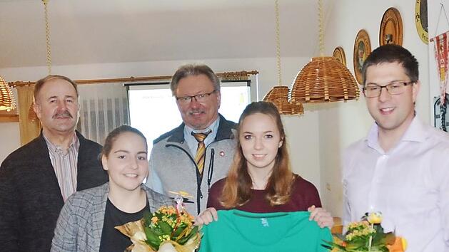 Vorne von links: Sarah Fehn und Chantal Szymala sind die neuen Jugendbetreuer der 20 Naturstrolche im Obst-und Gartenbauverein Pressig. Dar&uuml;ber freuen sich (hinten von links) Fritz Pohl, B&uuml;rgermeister Hans Pietz und Vorsitzender Andreas Schorn (OGBV Pressig) Foto: K.- H. Hofmann