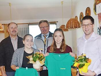 Vorne von links: Sarah Fehn und Chantal Szymala sind die neuen Jugendbetreuer der 20 Naturstrolche im Obst-und Gartenbauverein Pressig. Darüber freuen sich (hinten von links) Fritz Pohl, Bürgermeister Hans Pietz und Vorsitzender Andreas Schorn (OGBV Pressig) Foto: K.- H. Hofmann