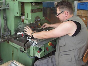 Michael Dembowski, der schon seit 25 Jahren in den Werkstätten St. Joseph beschäftigt ist, stanzt hier Löcher in Aluminium-Profile, die nach Fertigstellung als Stoßkanten für Krankenhausbetten Verwendung finden.Alfred Thieret