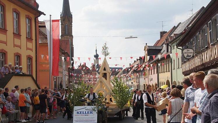 Die Zimmerleute zeigen ihre Holzbaukunst.