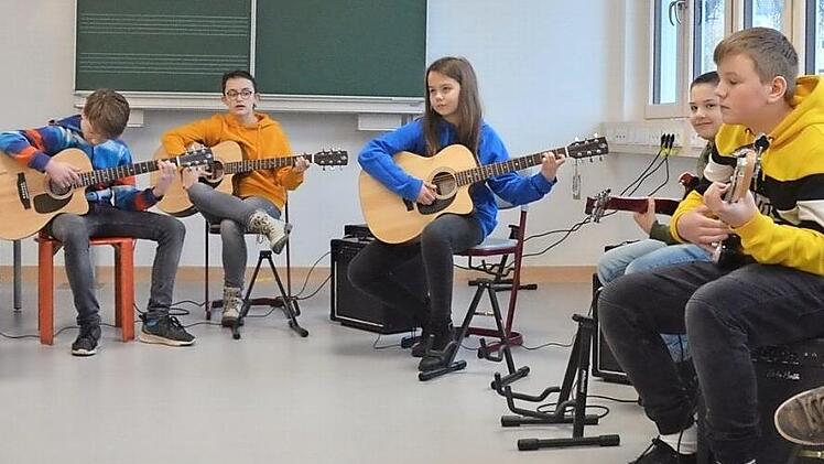 Nach zwei Wochen an der Gitarre den ersten Auftritt? Die neue Bandklasse zeigt bei der Generalprobe, dass sie das schafft. Fotos: Rainer Lutz