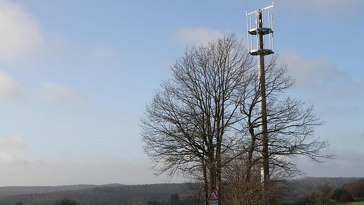 Schon länger steht der Mobilfunkmast auf der Anhöhe zwischen Kirchlauter und Neubrunn und die Kirchlauterer er haben kein Verständnis, dass er noch nicht in Betrieb ist.Günther Geiling