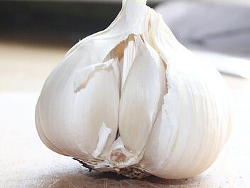 Knoblauch kann in der Coronakrise für Abstand sorgen. Foto: Jürgen Gärtner