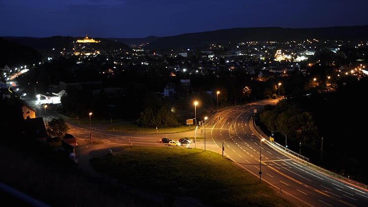 Blick auf die Südbrücke und das nächtliche Kronach  Foto: Stefan Weiß