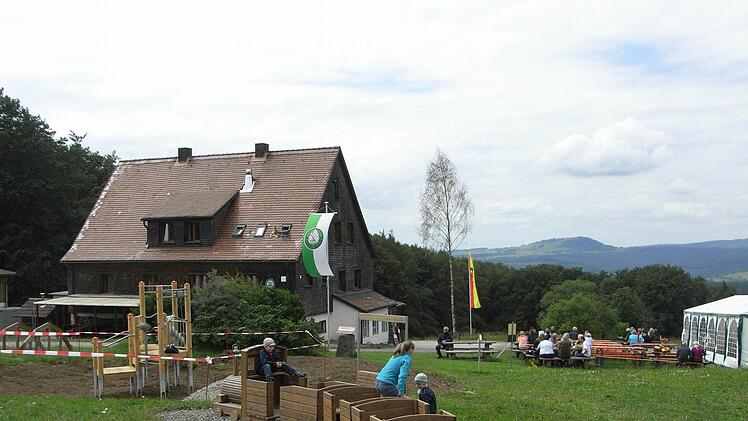 Holzklasse: Auch die Bahn hat am Würzburger Haus eine Station. Foto: Joachim Rübel