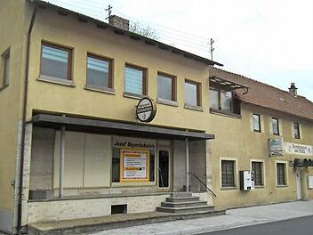 Steinwiesen, Kronacher Str. 22-24: Direkt an der Durchgangsstraße gelegen ist dieses Objekt. Es beherbergte einst eine Metzgerei und hat im Obergeschoss Wohnungen. Aktuell befindet sich unten die Bäckereifiliale Willi Müller.  Foto: Susanne Deuerling