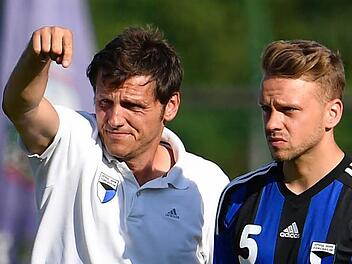 Jahn-Trainer Michael Hutzler (l.) kann am Samstag um 15 Uhr im Heimspiel gegen Kahl wieder auf Max Bauernschmitt (r.) setzen. Der 26-Jährige weilte in den ersten Saisonspielen noch im Urlaub, gab aber am Mittwoch im Testspiel gegen die U21 des FC Al Ain (UAE) sein Comeback über 45 Minuten.  Foto: Sportfoto Zink