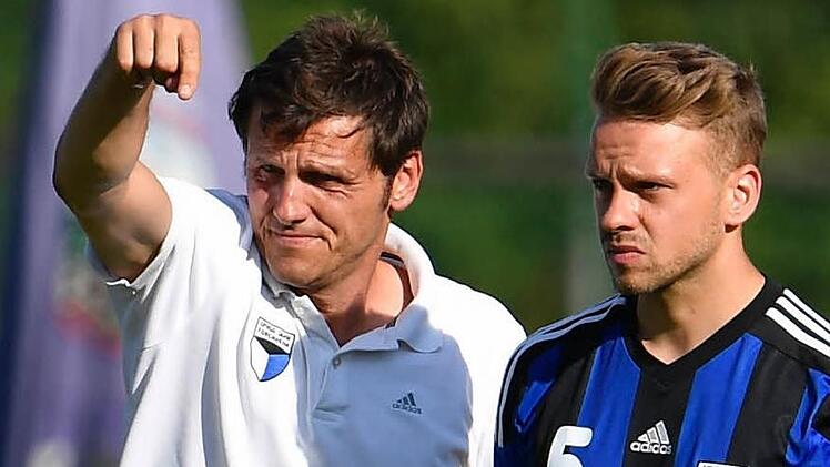 Jahn-Trainer Michael Hutzler (l.) kann am Samstag um 15 Uhr im Heimspiel gegen Kahl wieder auf Max Bauernschmitt (r.) setzen. Der 26-Jährige weilte in den ersten Saisonspielen noch im Urlaub, gab aber am Mittwoch im Testspiel gegen die U21 des FC Al Ain (UAE) sein Comeback über 45 Minuten.  Foto: Sportfoto Zink