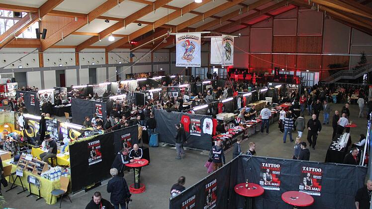 Die Messe von oben: 46 Stände, viel Gewimmel, 2500 erwartete Besucher.