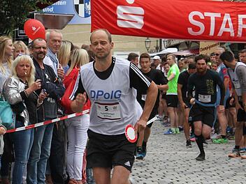 Die fünf Jungs von der Polizei waren schnell unterwegs: Beim Finallauf lieferten sich die Polizisten einen harten Schlusskampf mit "Binatural Foods", einem neuen Unternehmen in Kulmbach - doch die Sportler lagen um Haaresbreite vorne. Fotos: Sonny Adam