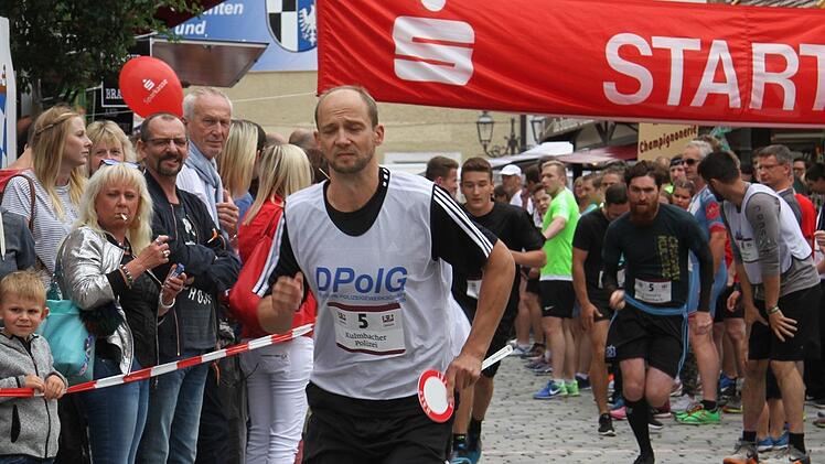 Die fünf Jungs von der Polizei waren schnell unterwegs: Beim Finallauf lieferten sich die Polizisten einen harten Schlusskampf mit "Binatural Foods", einem neuen Unternehmen in Kulmbach - doch die Sportler lagen um Haaresbreite vorne. Fotos: Sonny Adam