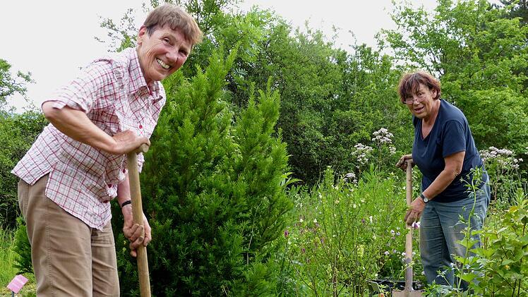 Initiatorin des Sinnberggartens Irmgard Dietz und Ulrike Ratajczak im Einsatz am Sinnberg.