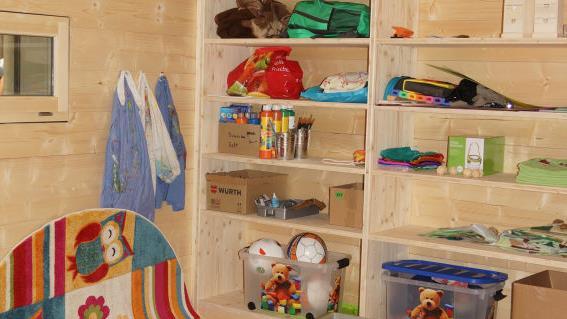 Viel Holz bestimmt den Waldkindergarten innen und außen.