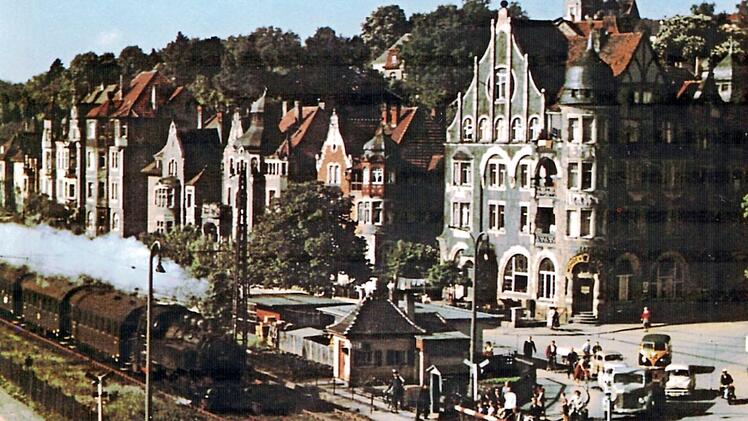 Der "Mohrenkeller" (rechts), eines der repräsentativsten Gebäude im Weichengereuth, wurde im Zuge des Ausbaus der B4 1977 abgerissen.