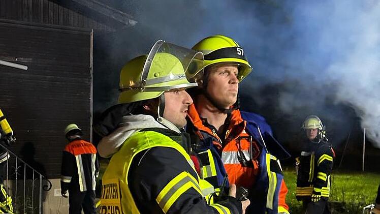 Einsatzleiter Sascha Wagner und der stellvertretende Kommandant der Feuerwehr Bad Brückenau,  Florian Dorn, besprechen sich.
