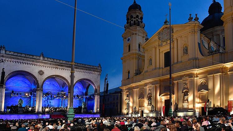 Am Samstag, 12., und Sonntag, 13. Juli, wandelt sich der Münchner Odeonsplatz wieder zum schönsten Konzertsaal Münchens. Das Symphonieorchester des Bayerischen Rundfunks und die Münchner Philharmoniker spielen. Daniil Trifonov (Klavier) und Lisa Batiashvili (Violine) sind die Solisten.