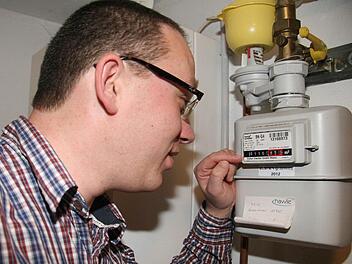 Ronny Metzners Zähler dreht sich gemäßigt, denn das Haus ist noch neu und bestens gedämmt: Aber er möchte aus Überzeugung von Gas auf Nahwärme umstellen. Fotos: Sonja Adam