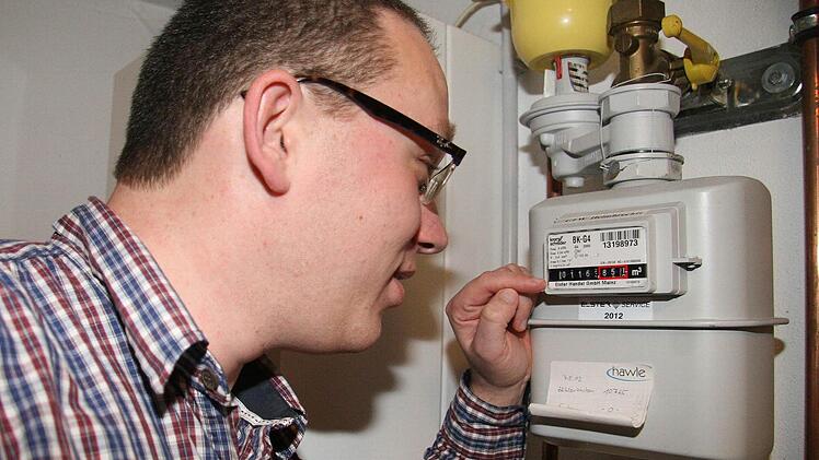 Ronny Metzners Zähler dreht sich gemäßigt, denn das Haus ist noch neu und bestens gedämmt: Aber er möchte aus Überzeugung von Gas auf Nahwärme umstellen. Fotos: Sonja Adam