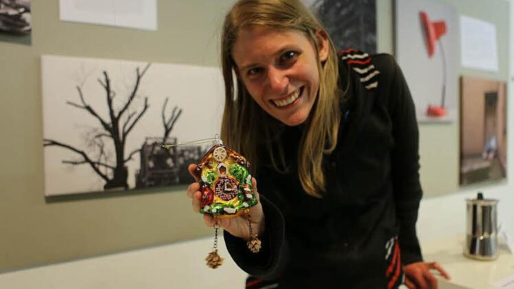 Liliana Merlin Frevel zeigt "Undinge", die ihr überlassen wurden. Wer möchte, kann ein solches Unding gegen ein eigenes tauschen.