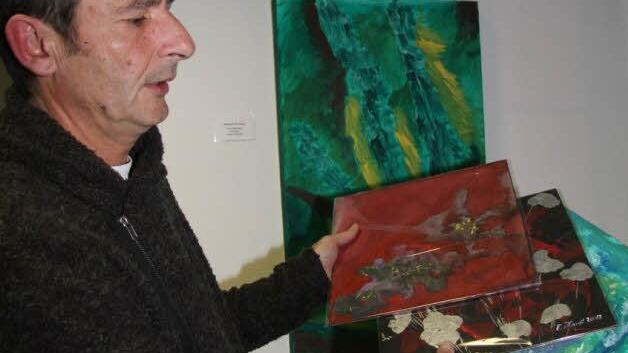 Künstler Martin Ludwig hatte für die Ausstellung "Vielfalt" eine besondere Idee: Alle großformatigen Bilder gibt es auch in kleinem Format. Foto: Adam