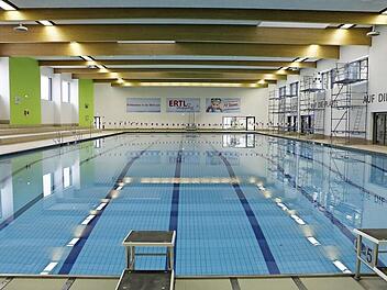 Keine grauen Löcher mehr im blauen Boden: Ab 20. September können Badegäste über die nagelneuen Fliesen im 50-Meter-Becken hinwegschwimmen. Foto: Matthias Hoch