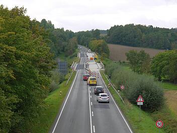 Die halbseitige Sperrung zur Sanierung der Brücken bei Dietersdorf behindert den Verkehr derzeit kaum. Ab Montag muss die B 303 aber für drei Wochen komplett gesperrt werden. Foto: Berthold Köhler