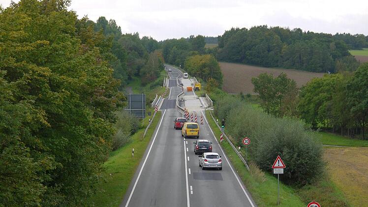 Die halbseitige Sperrung zur Sanierung der Brücken bei Dietersdorf behindert den Verkehr derzeit kaum. Ab Montag muss die B 303 aber für drei Wochen komplett gesperrt werden. Foto: Berthold Köhler