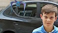 Der 13-Jährige findet ein "Zubat" und macht zusammen ein Bild. Mit dem rot-weißen Pokéball fängt man die virtuellen Monster.