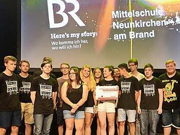 Die Mittelschule Neunkirchen am Brand auf dem Podium bei der Präsentation der Projekte. Foto: Bayrischer Rundfunk