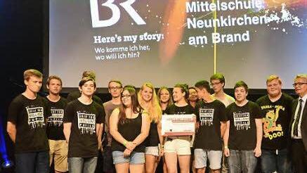 Die Mittelschule Neunkirchen am Brand auf dem Podium bei der Präsentation der Projekte. Foto: Bayrischer Rundfunk
