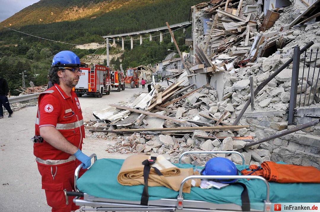 Schweres Erdbeben erschüttert Zentralitalien