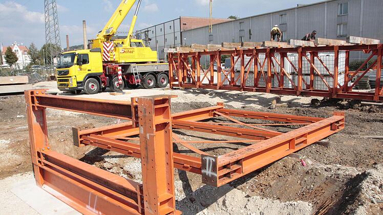 Teile der Brücke sind bereits verschraubt. Foto: Josef Hofbauer