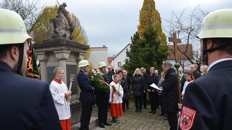Im Beisein der Freiwilligen Feuerwehr und einem guten halben Dutzend Fahnenabordnungen der Ortsvereine legte Bürgermeister Toni Schick am Kriegerdenkmal in Reiterswiesen einen Kranz nieder. Foto: Peter Rauch