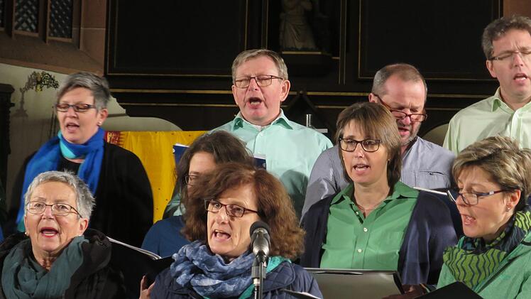 Der Chor "Good News" aus Aschaffenburg beim Konzert in der Stadtpfarrkirche.Barbara Oschmann